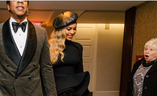 La femme a croisé le couple de stars alors qu'il se rendait au Gala pré-Grammy de Clive Davis.