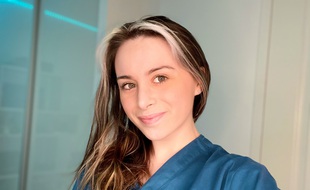 Carla Valette, étudiante en médecine à Toulouse, dispense son savoir santé dans de mini-vidéos funky sur TikTok.