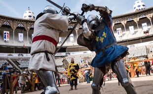 Le béhourd est un sport de combat en armure médiévale.