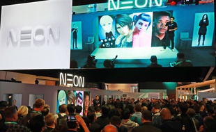 Pranav Mistry, PDG de Samsung présente les humains virtuels de Neon au CES de Las Vegas le 7 janvier 2020.