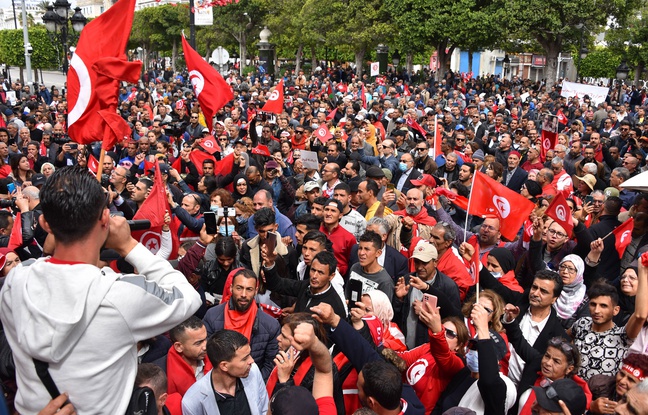 Tunisie : Des centaines de Tunisiens manifestent en soutien au président Saied