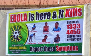 Un panneau d'information sur le virus Ebola le 19 août à Monrovia (Libéria)