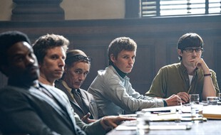 Alex Sharp, Ben Shenkman, Eddie Redmayne, Mark Rylance, Yahya Abdul-Mateen II dans « Les sept de Chicago ».
