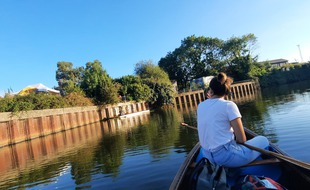 A Rennes, les amateurs de canoë et kayak ont désormais accès au bar de La Mie Mobile directement depuis l'eau de la Vilaine.