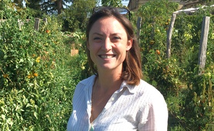 Clémence Planty, une des responsables de château Guiraud, dans le sauternais.