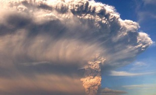 Le volcan Calbuco vu depuis Puerto Varas au Chili le 22 avril 2015