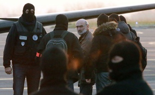 Les 5 personnes interpellées ont été transférées vers Paris en avion.