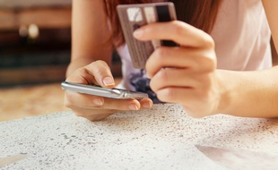 De plus en plus de consommateurs font leurs achats sur smartphone.