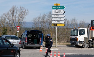 Les forces de l'ordre bloquent l'entrée de la ville de Trèbes (Aude), le 23 mars 2018, alors qu'une prise d'otage est en cours dans un supermarché de la ville.