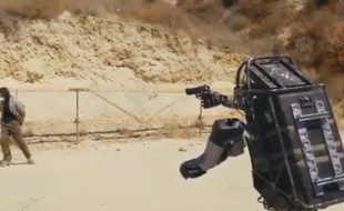 Une capture d'écran de la vidéo virale du faux robot réalisé par Corridor Digital.