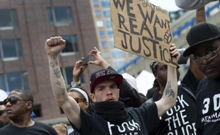 Des manifestants défilent dans les rues de Baltimore, le 2 mai 2015 pour dénoncer les brutalités policières après la mort de Freddie Gray