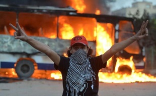 Des heurts ont opposé vendredi des manifestants de l'opposition à des membres des Frères musulmans et à la police près du siège de la confrérie en banlieue du Caire, devenu la cible de la colère des opposants aux islamistes au pouvoir.