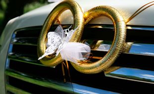 Illustration - Voiture décorée pour un mariage.