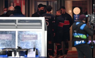De concert, joueurs turcs et parisiens ont pris la décision de ne pas revenir sur la pelouse mardi soir.