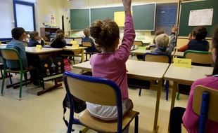 Illustration d'une enfant dans une classe d'école primaire.