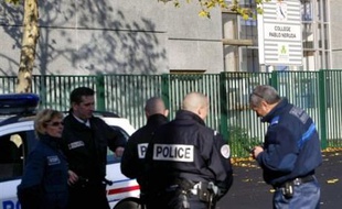 Le principal adjoint poignardé en novembre dans son collège de Pierrefitte-sur-Seine (Seine-Saint-Denis), affaire qui avait suscité l'émoi de la classe politique, Nicolas Sarkozy en tête, est soupçonné de s'être lui-même blessé et a été placé en garde à vue mardi à Saint-Denis-de-La-Réunion, a-t-on appris de source judiciaire.