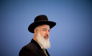 Un des deux grands rabbins d'Israël, Yona Metzger, soupçonné d'avoir perçu des pots-de-vin a été assigné à résidence pendant cinq jours, a indiqué vendredi la police.