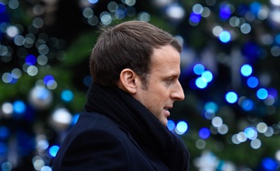 Emmanuel Macron devant le sapin de Noël de l'Elysée.
