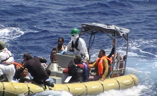 Photo fournie par la marine militaire italienne du sauvetage de migrants le 5 août 2015 au large de la Libye
