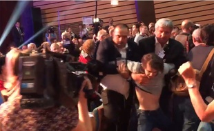 Capture d'écran d'une vidéo Twitter montrant l'évacuation d'un manifestant de la salle où doit se tenir le meeting de Marine Le Pen, le 8 avril 2017.