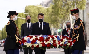 Emmanuel Macron devant la tombe du soldat inconnu en compagnie de Jean Castex, samedi 8 mai 2021.