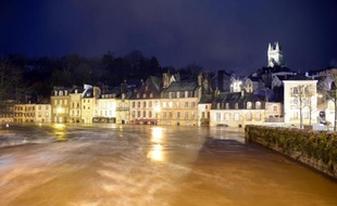 La Laïta, petit fleuve côtier qui traverse la commune de Quimperlé dans le Finistère, est passée jeudi en vigilance rouge "crues", alors que les habitants de plusieurs autres communes bretonnes avaient aussi les pieds dans l'eau.