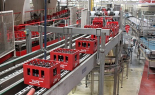 Une ligne de production de bouteilles en verre de Coca-Cola.