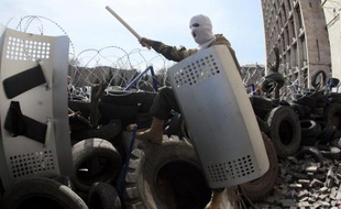 Des militants pro-russe devant une barricade dressée autour de l'immeuble de Service de sécurité régional ukrainien à Donetsk, à l'est de l'Ukraine le 7 avril 2014
