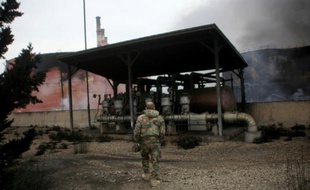 Un soldat syrien inspecte un site de production énergétique près d'Alep, le 21 février 2016