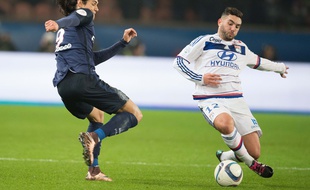 Jordan Ferri, ici au duel face à Edinson Cavani, est l'une des rares satisfactions de l'OL actuellement.
