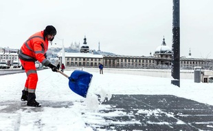 Un agent déblaie la neige à Lyon, le 15 janvier 2013.