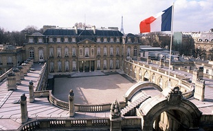 Chaque citoyen peut participer à l'élaboration de la loi numérique en faisant des propositions ou en votant sur les articles soumis par le gouvernement.