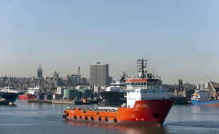 Un bateau sort du port d'Aberdeen, en Ecosse, pour se rendre près de la plateforme d'Elgin, d'où du gaz s'est échappé le 23 mars 2012.