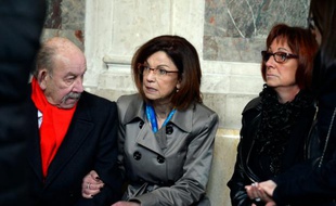 La mère d'Aurélie Fouquet à l'ouverture du procés du meurtre en 2010 de sa fille, le 1er mars 2016 à Paris
