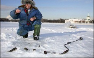 442 pêcheurs russes, dont de nombreux étaient en état d'ébriété avancé, ont été secourus samedi par des hélicoptères et des navires sur des glaces flottantes qui s'étaient brusquement détachées de l'île de Sakhaline, dans l'Extrême-Orient russe, ont annoncé des responsables.