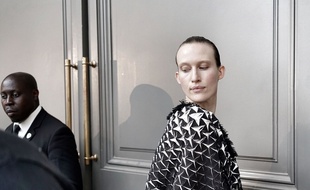 Un mannequin avant le top départ du défilé Issey Miyake, vendredi à la fashion week de Paris