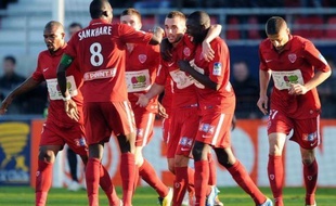 Dijon a créé une immense surprise en éliminant le Paris SG mercredi en 8e de finale de la Coupe de la Ligue (3-2), alors que Montpellier a été battu à domicile par Lorient (2-1) et que Lyon, vainqueur 2-1 à Saint-Etienne, et Lille, tombeur de Sedan (3-1), se sont aussi qualifiés.