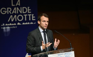 Le ministre de l'Economie Emmanuel Macron prend la parole lors d'une réunion de l'association des petites villes de France (Apvf) à la Grande-Motte le 27 mai 2016
