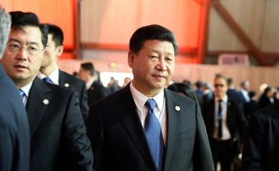 Le président chinois Xi Jinping à son arrivée à la session plénière de la conférence sur le climat le 30 novembre 2015 au Bourget