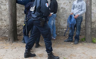 La police effectue un contrôle d'identité à Mantes-la-Jolie (Yvelines).