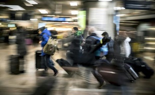 Voyageurs dans une gare le 2 août 2015