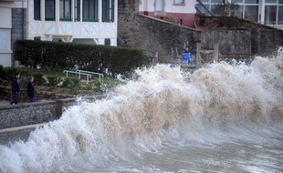 L'heure était à l'accalmie lundi matin sur la façade atlantique, au lendemain d'un week-end tumultueux, et seul le département des Landes était encore maintenu en vigilance orange pour des risques d'inondations, selon Vigicrues.