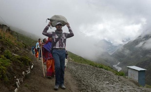 Des pélerins sur le sentier conduisant au sanctuaire Amarnath, un des sites les plus vénérés par les hindous, dans le Cachemire indien, le 18 août 2013
