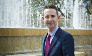 Le 7 avril 2014. Portrait de Ian Brossat, conseiller de Paris et adjoint au maire de Paris charge du logement et de l'hebergement d'urgence. // PHOTO / V. WARTNER/20MINUTES_1150.04/Credit:VINCENT WARTNER/20 MINUTE/SIPA/1404081154