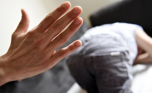 (Photo d'illustration) Un enfant s'apprête à recevoir une fessée.
