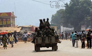 L'arrivée à Libreville des délégations des rebelles, du pouvoir et de l'opposition centrafricains pour des négociations de paix a été retardée à lundi, tandis qu'à Bangui le président François Bozizé a reçu le renfort d'un important contingent de soldats sud-africains.