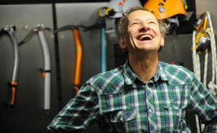 Paul Petzl, président de l'entreprise du même nom, dans son bureau le 5 avril 2016 à Crolles, dans le sud-est de la France