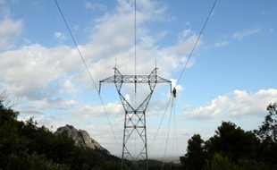 Des frontaliers français, qui travaillent en Suisse où ils gagnent des salaires "confortables", ont eu la surprise de se voir accorder par EDF le tarif préférentiel réservé aux foyers modestes