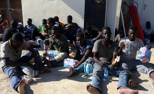 Des migrants à la base navale de Tripoli, en Libye. (image d'illustration)