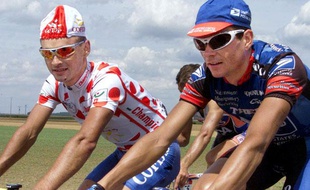 Les Français Christophe Rinero (à gauche) et Jean-Cyril Robin, le 31 juillet 1998, sur la 19e étape du Tour de France.